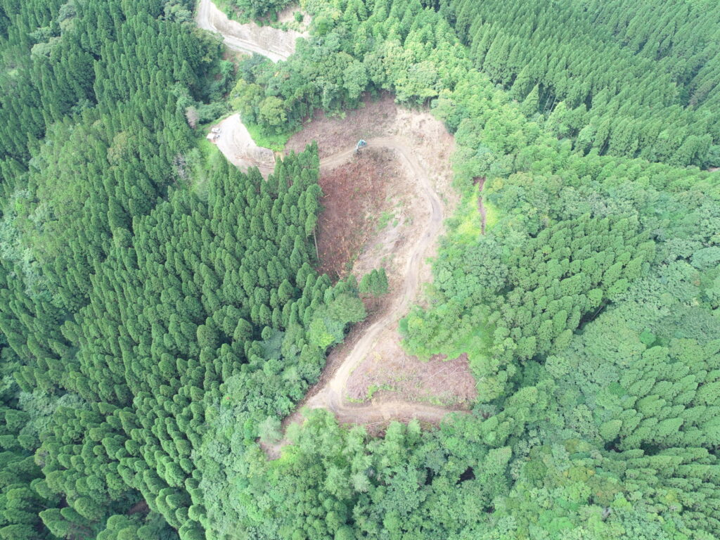 令和４年度森林資源循環利用林道整備事業（開設）峠谷線（３工区）画像3